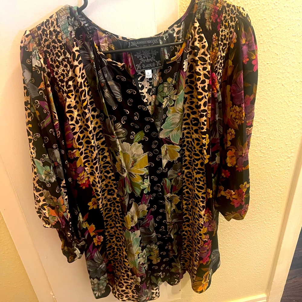 Women’s blouse, 26” arm pit to arm pit, 29” in length